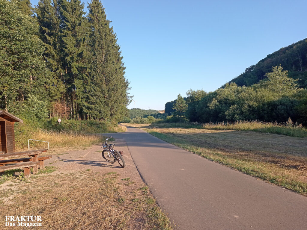 Der Eifelkreis Bitburg-Prüm hat sein Alltagsradverkehrskonzept vorgestellt, das alle 233 Ortsgemeinden auf über 1.900 Kilometern als lückenloses Netz verbinden soll.