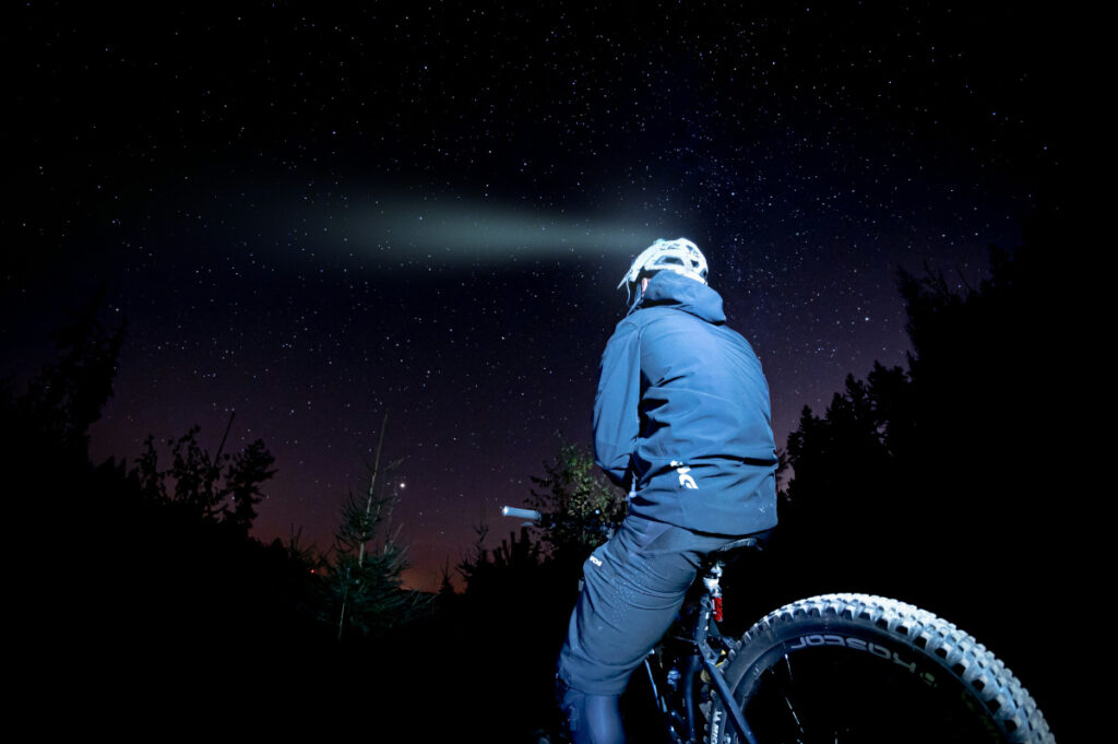 Herbst-Lichtduell: StVZO-Frontscheinwerfer und das Smart Light System im Daten-Check
